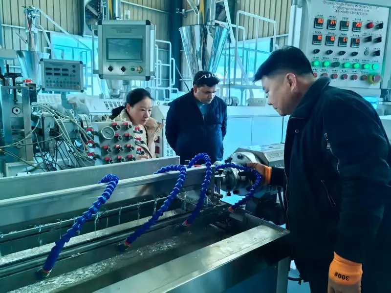 Машина за гумене цеви за наводњавање ради на лицу места за купца из Индије